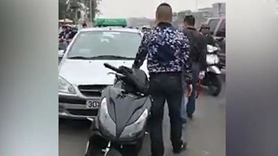 Hai thanh niên chặn đường, dùng gậy “bổ” liên tiếp vào đầu lái xe taxi