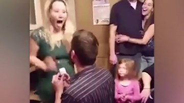 Cô gái mất 15 giây mới nhận ra bạn trai đang cầu hôn