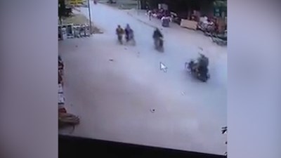 Xe máy phóng nhanh gây va chạm kinh hoàng trên phố, 5 người bất tỉnh