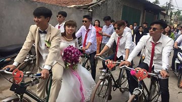 Đám cưới đúng chất “Ông bà anh” thời nay đang gây sốt