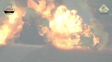 Xe tăng T-72 nổ tung khoang chứa đạn sau khi bị tên lửa TOW bắn trúng