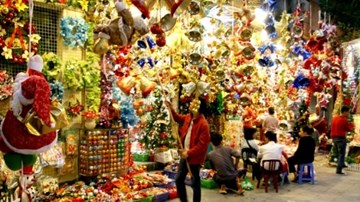 Phố phường Hà Nội rực rỡ chào đón Giáng sinh