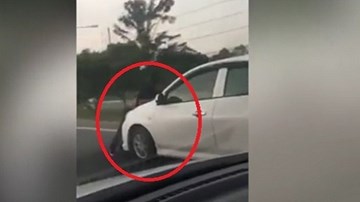 Vợ thản nhiên phóng xe 85km/h mặc chồng trên nắp capo