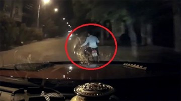 Tài xế truy đuổi 2 tên trộm đi xe máy như phim hành động