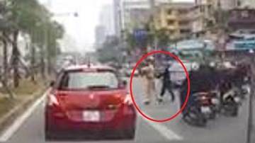 CSGT dắt cụ bà sang đường khiến cư dân mạng 'ấm lòng'