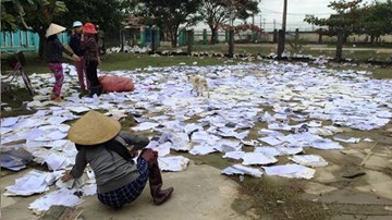 Sau lũ, phụ huynh bới sách vở cho con từ đống đổ nát đem phơi