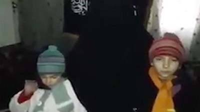 Clip sốc: Mẹ ôm hôn, tiễn 2 con gái nhỏ lên đường đi đánh bom tự sát