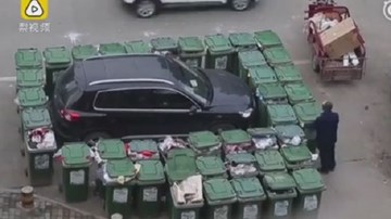 Ô tô bị vây kín bởi hàng chục thùng rác vì đỗ xe thiếu ý thức