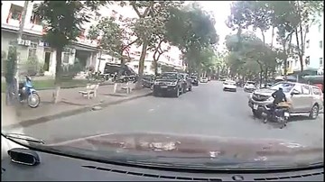 Đi xe máy nghe điện thoại, đâm sầm vào ôtô