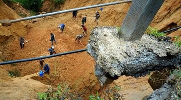 Xuất hiện nhiều 'hố tử thần' sâu hàng chục mét ở miền Trung