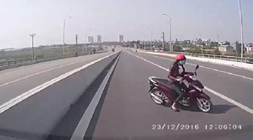 Cô gái 'hồn nhiên' đi ngược chiều, tạt đầu né ôtô trên quốc lộ