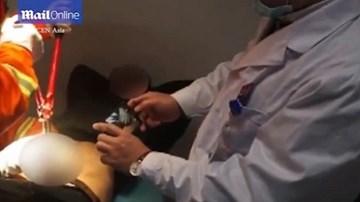 Lính cứu hỏa dùng cưa máy tháo nhẫn mắc kẹt vào 