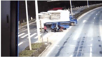 Tình huống đứng tim ô tô tải cuốn em bé vào gầm