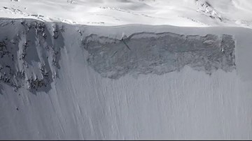 Chàng trai trượt tuyết từ đỉnh núi dốc bậc nhất thế giới