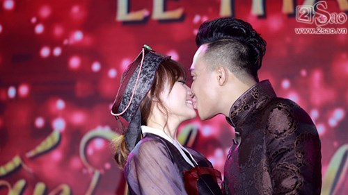 Xem MC Vân Sơn bắt Trấn Thành và Hari Won hôn theo điệu nhạc