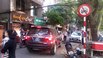 Hà Nội: Xe biển xanh đi vào đường cấm đẩy lùi taxi gây xôn xao