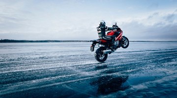 Biker Thụy Điển lập kỷ lục thế giới “bốc đầu” BMW trên băng hơn 200 km/h