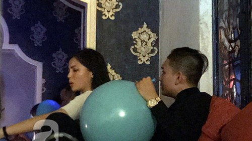 HH Kỳ Duyên dùng bóng cười, khoá môi bạn trai trong góc tối