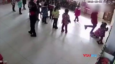 Hai bé gái bị giáo viên đánh đấm dã man chỉ vì 