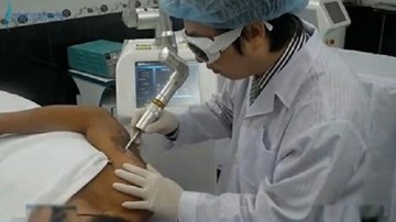 Hà Nội có cần cấm công chức xăm mình, mặc váy ngắn?