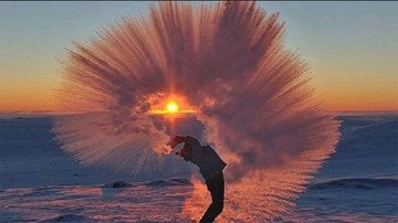 Cảnh đẹp tuyệt khi hắt nước sôi lên trời lạnh -50°C