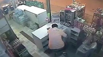 Thái Lan: Thoát chết trong tích tắc khi xe điên lao tới