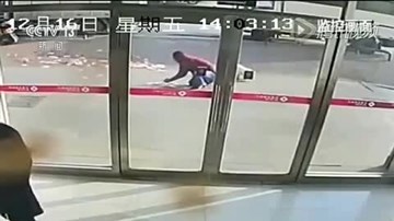 Vừa ra khỏi ngân hàng, bị gió cuốn bay xấp tiền trên tay