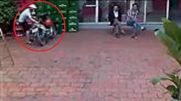 Siêu trộm bẻ khóa xe máy trước mặt mọi người, không ai nhận ra