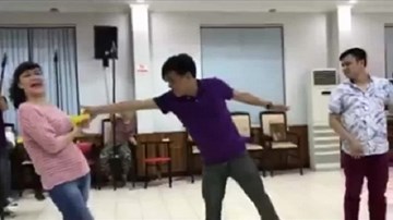 Rò rỉ video Táo quân 2017: Vân Dung bị Trung 'ruồi' đâm