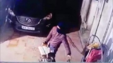 Trộm xe SH còn ngang nhiên nhìn thẳng camera chế nhạo chủ nhà