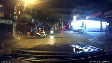 Phóng xe “siêu tốc”, hai xe máy đâm nhau ngay trước đầu ô tô