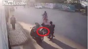 Phụ nữ đi xe máy bị cướp giật túi xách và cái kết bi hài