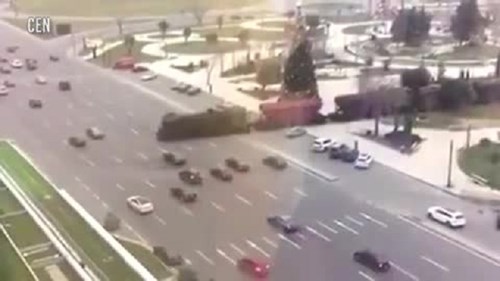 Tàu hỏa không 'thèm' cảnh báo, cứ thế lao vun vút qua cao tốc tấp nập xe