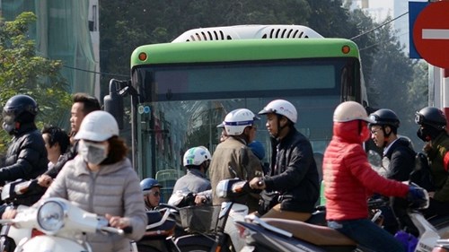 Hà Nội: Xe buýt nhanh bò từng mét trên đường ưu tiên