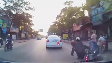 Hoảng hồn vì trẻ em tham gia giao thông
