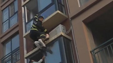 Rợn người lính cứu hỏa từ trên cao chộp cô gái nhảy lầu