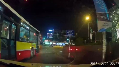 Cảnh xe buýt đi ẩu, tạt đầu xe khác ở Hà Nội