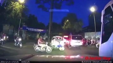 Cảm ơn anh tài xế xe khách đã nhường 1 đèn xanh để thông thoáng cái ngã tư