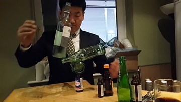 'Há hốc mồm' với trình độ xếp chai như ảo thuật gia của chàng trai