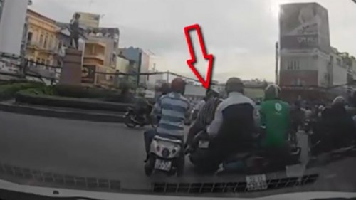 Đôi nam nữ cố tình dàn cảnh, cướp giật túi của người đi đường