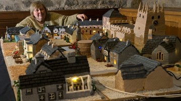 Chiếc bánh ngọt khổng lồ mô tả cả một ngôi làng ở nước Anh