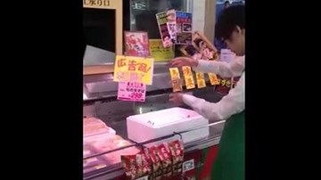 Chàng trai 'thôi miên' khách hàng với màn trình diễn 'cua bay' ảo diệu