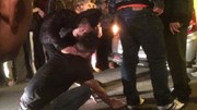 Hai thanh niên chặn đầu xe “túm cổ, lên gối” đánh dã man tài xế taxi