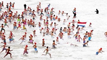 1.500 người lặn xuống nước lạnh đón năm mới tại Bỉ