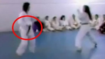 Nữ võ sĩ đang đấu bị... tụt quần, xấu hổ 