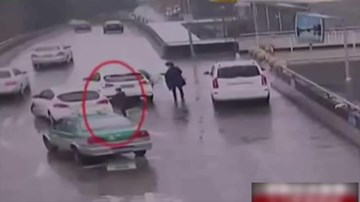 Bị mẹ bỏ quên ngoài ôtô, bé 7 tuổi chạy theo suốt 1 tiếng đồng hồ