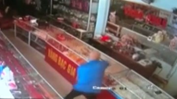 Hung hãn vác dao lao vào đe dọa, đập tủ kính vơ vét vàng