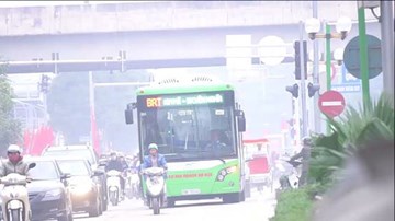 Những pha xe máy tạt đầu buýt nhanh BRT