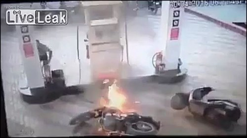 Xe máy bất ngờ bốc cháy khi đổ xăng