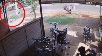 Phóng xe siêu tốc, nam thanh niên thành “thánh nhào lộn” khi tránh xe máy